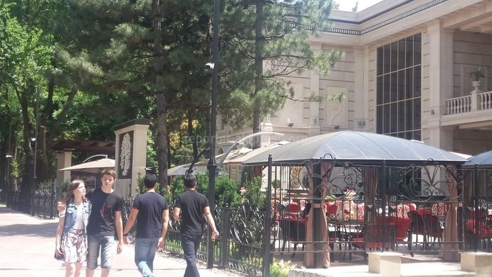 Текебаев получил от Акаева участок в Дубовом парке за Узенгу-Кууш?