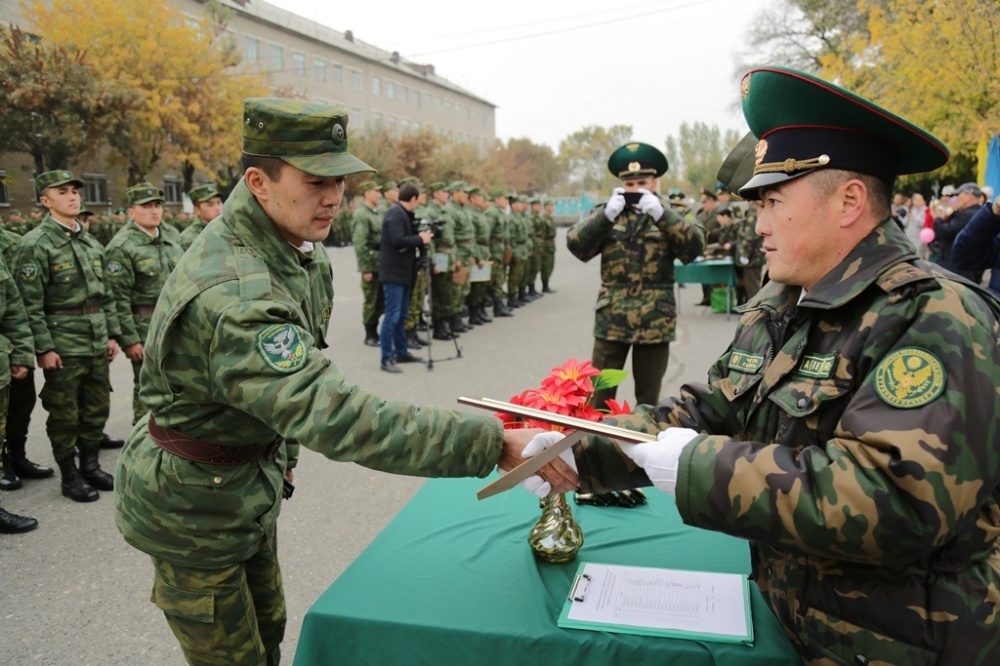 Пограничники воронеж. Погран служба срочная. Погран войска срочники форма. С днем пограничника. Пограничные войска срочная служба.