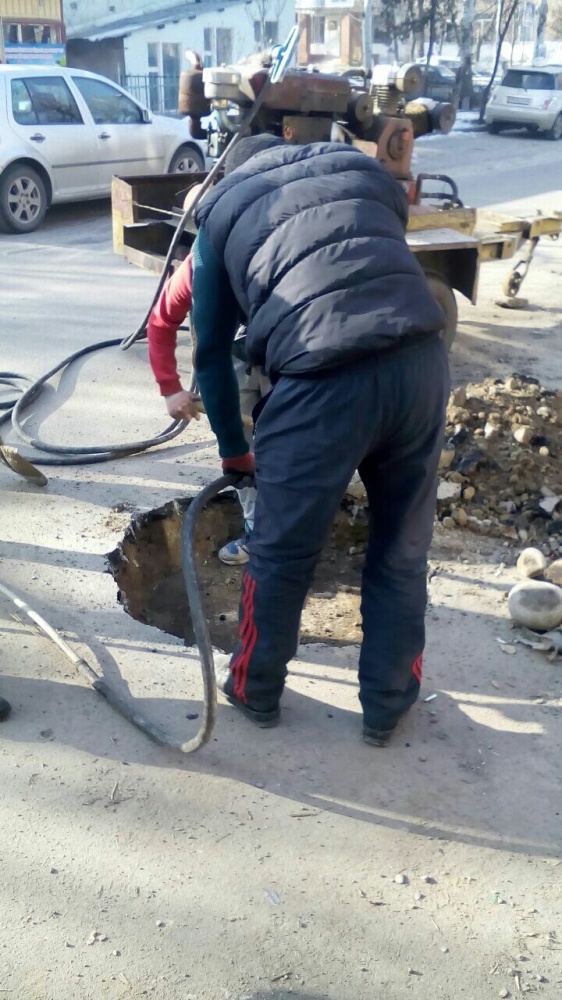 Несмотря на зиму, в Бишкеке ведутся дорожные работы