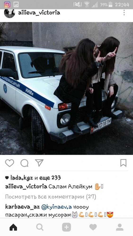 Патрульные машины вместо скамеек
