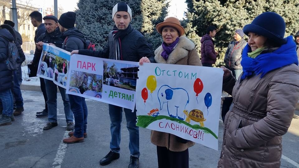 Митинг в поддержку парка "Слоники" проходит у мэрии Бишкека