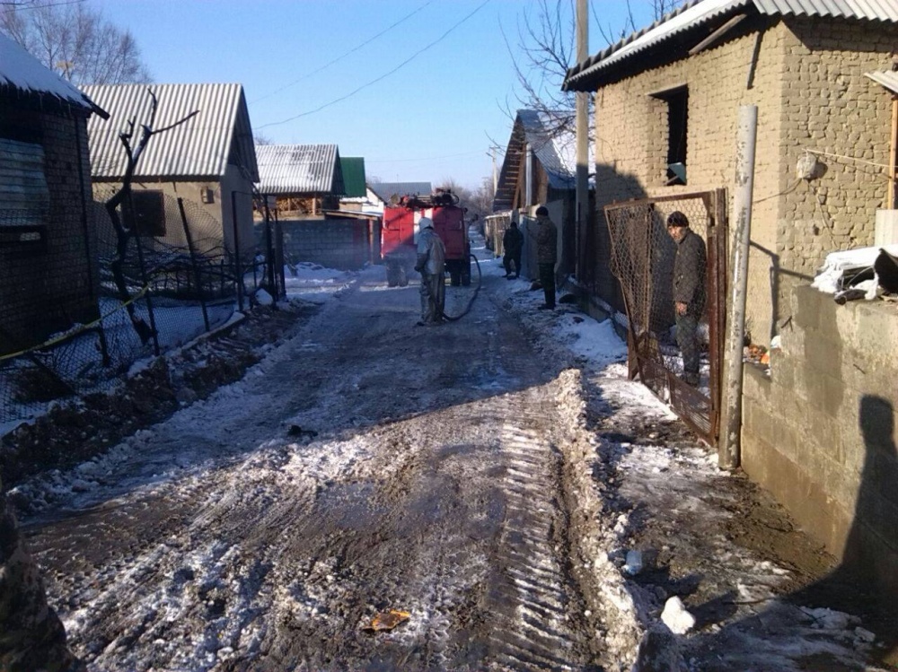 МЧС проводит очистительные работы на очаге разлива остатков авиакеросина