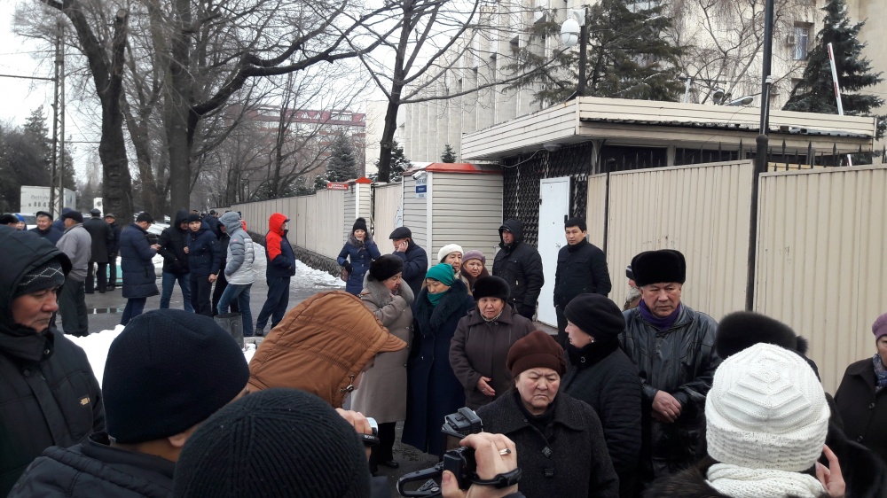 У здания ГКНБ собрались сторонники Аиды Саляновой