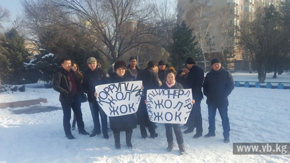 В Кара-Балте прошло мирное собрание против и.о. мэра