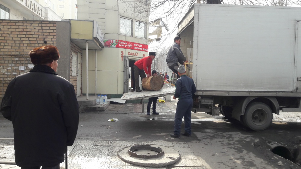 На пересечении улиц Тоголока Молдо и Киевской сносят двухэтажное строение