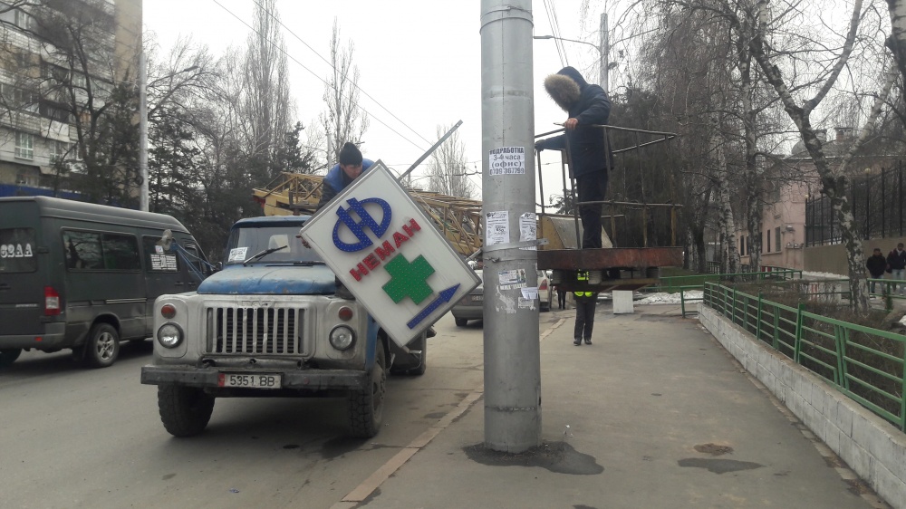 В столице идет демонтаж рекламных конструкций. Очищен проспект Манаса