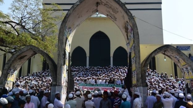 Жители Бангладеш потребовали убрать от Верховного суда статую Фемиды
