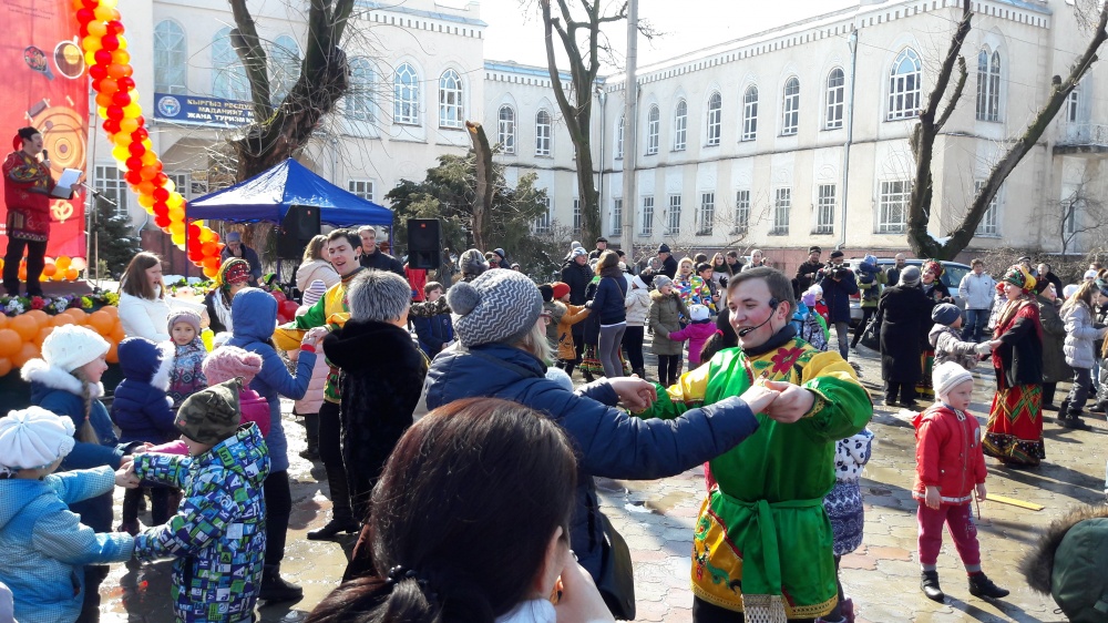 Бишкек официально попрощался с зимой. В центре столицы сожгли чучело зимы
