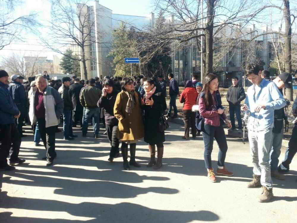В Бишкеке проходит очередной митинг в поддержку Текебаева