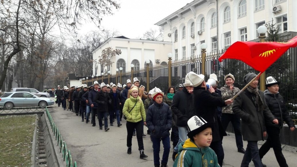 В столице 500 человек построятся в форме огромного  калпака