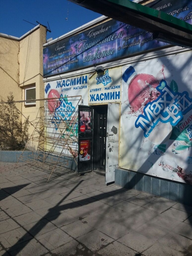 Мобильные пункты приема платежей и рекламные щиты исчезают с улиц Бишкека