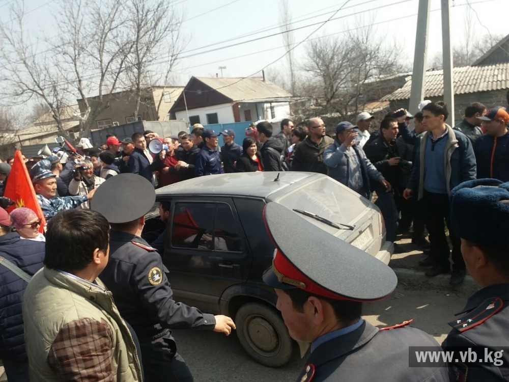 Садыр Жапаров вернулся в КР. Митинг его сторонников разогнали