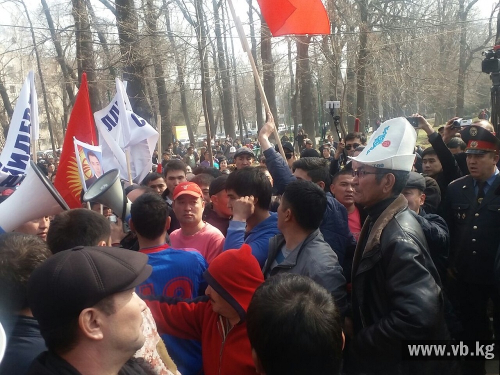 Садыр Жапаров вернулся в КР. Митинг его сторонников разогнали