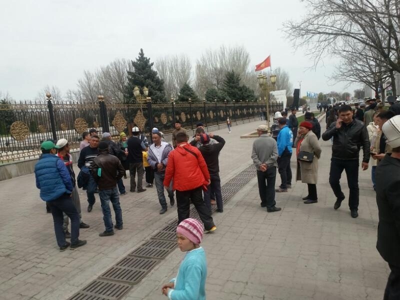 Возле здания Жогорку Кенеша проходит митинг жителей села Дача-СУ