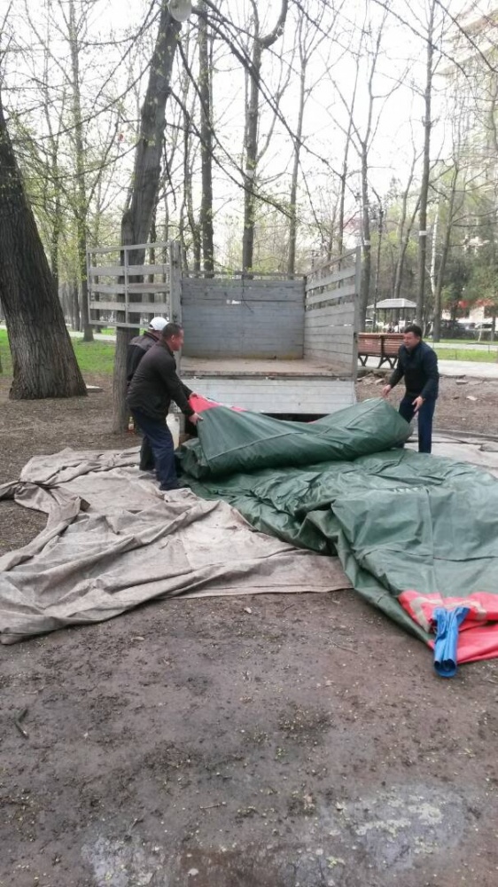 На бульваре Эркиндик запрещено прыгать. Мэрия демонтирует батуты
