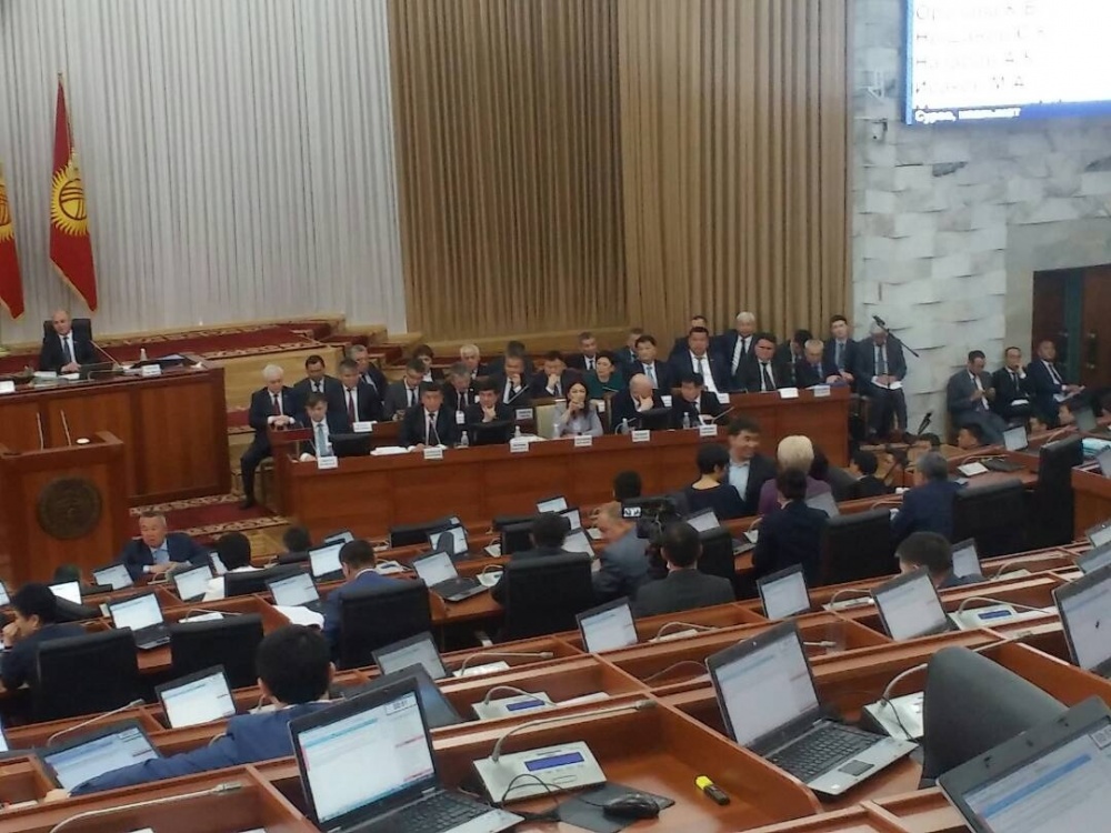 В парламенте отчет правительства слушают менее половины депутатов