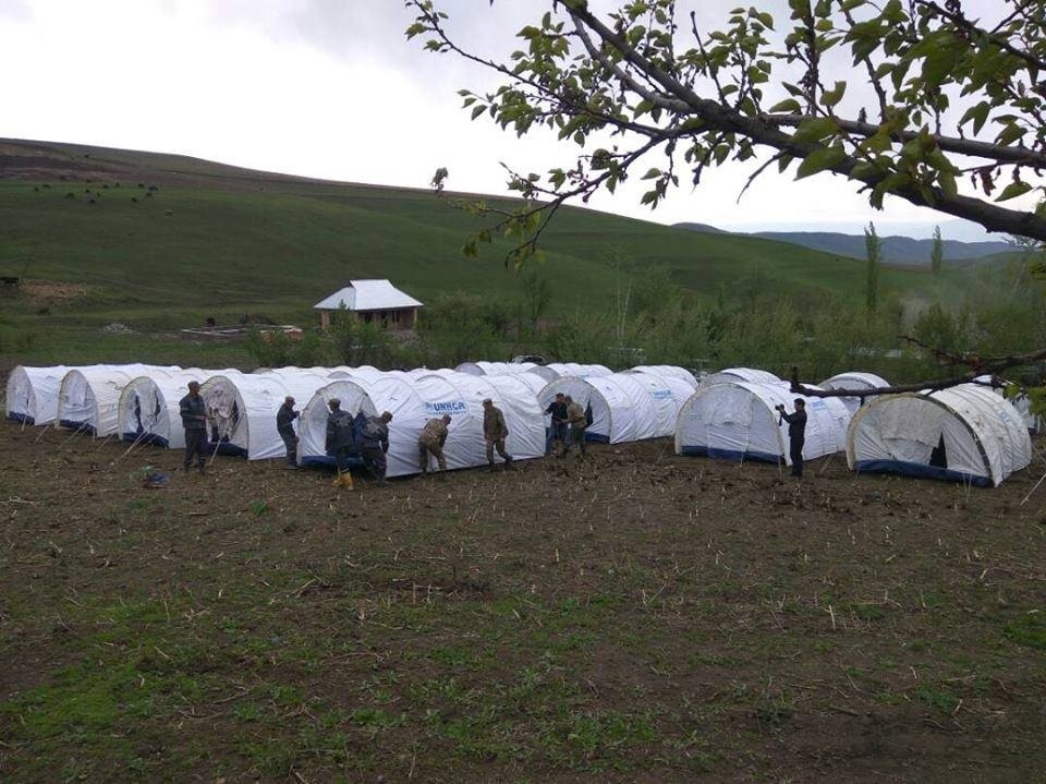 Для жителей пострадавшего от оползня села Аюу установили палатки