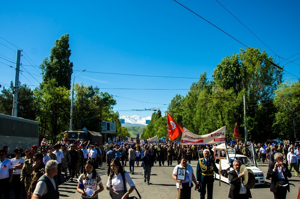Многотысячной колонной в Бишкеке прошел "Бессмертный полк"