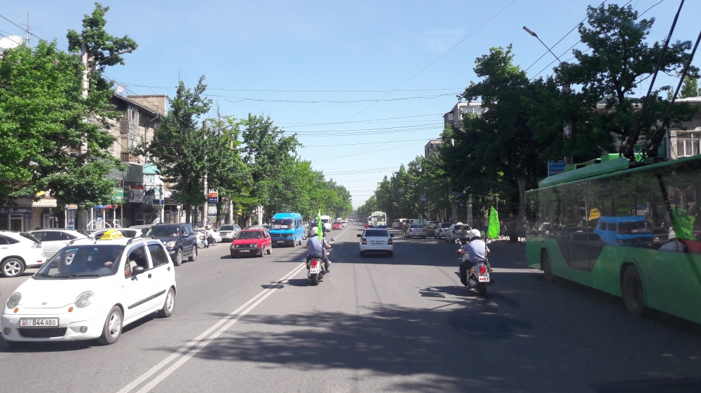 В Бишкеке прошел детский автопробег, призывающий водителей сбавить скорость
