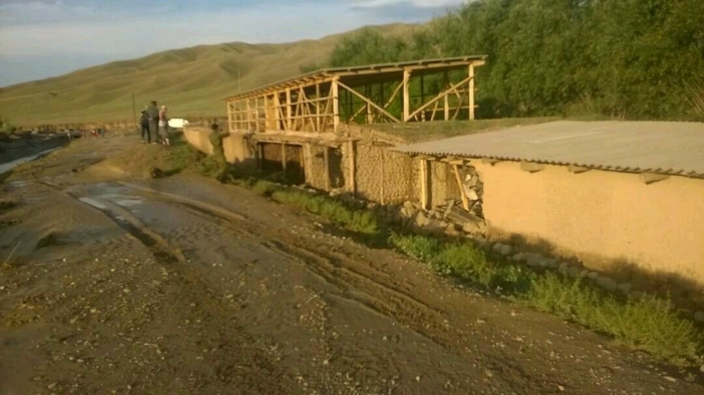 Из-за проливных дождей в двух селах Баткенского района прошли сели