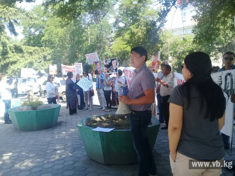 В Бишкеке у дома ООН проходит митинг в поддержку Жапарова и Текебаева