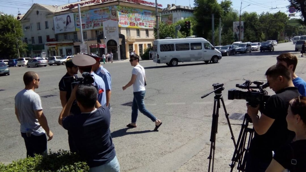Не переходи улицу в неположенном месте. В Бишкеке идет рейд "Пешеход"