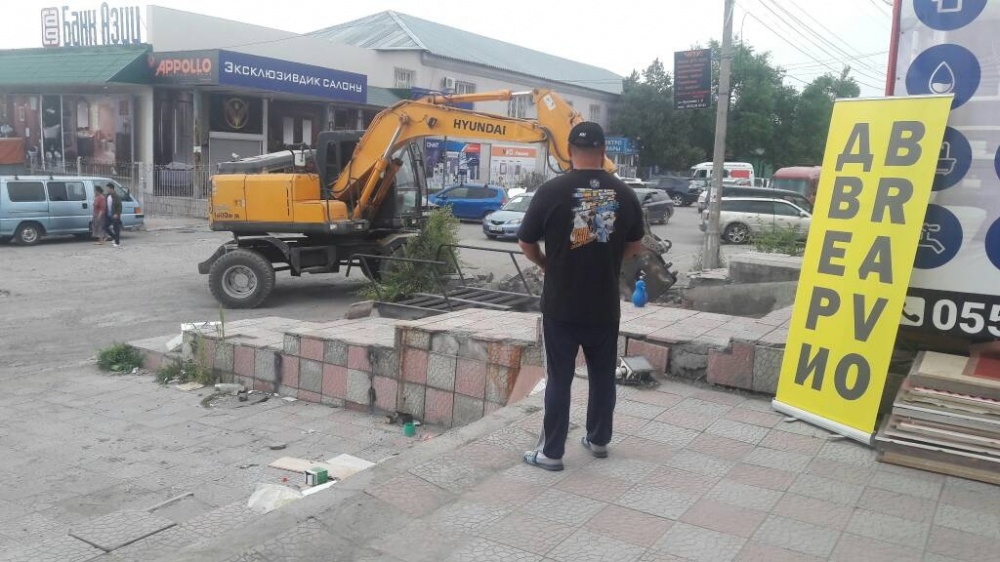 В Бишкеке продолжается снос самовольно установленных объектов