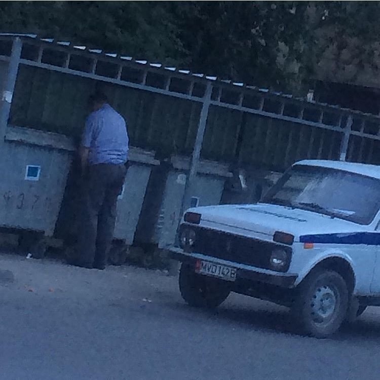 В Бишкеке милиционер сходил по нужде между мусорных баков