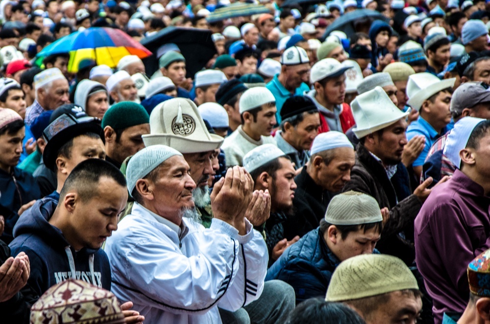 Айт намаз. Муфтият Кыргызстана. Хадж Кыргызстан. Мусулмандар. Фото мужчин в Орозо.