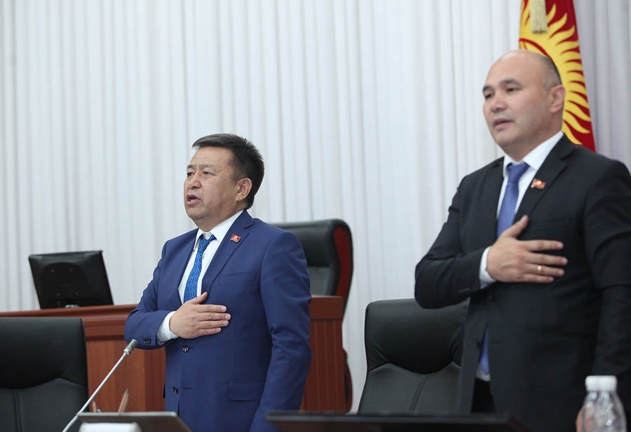 Депутаты завершили вторую сессию и ушли на каникулы