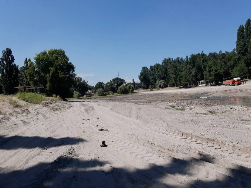 Пока купаться в озерах Пионерское и Комсомольское нельзя. Воды просто нет