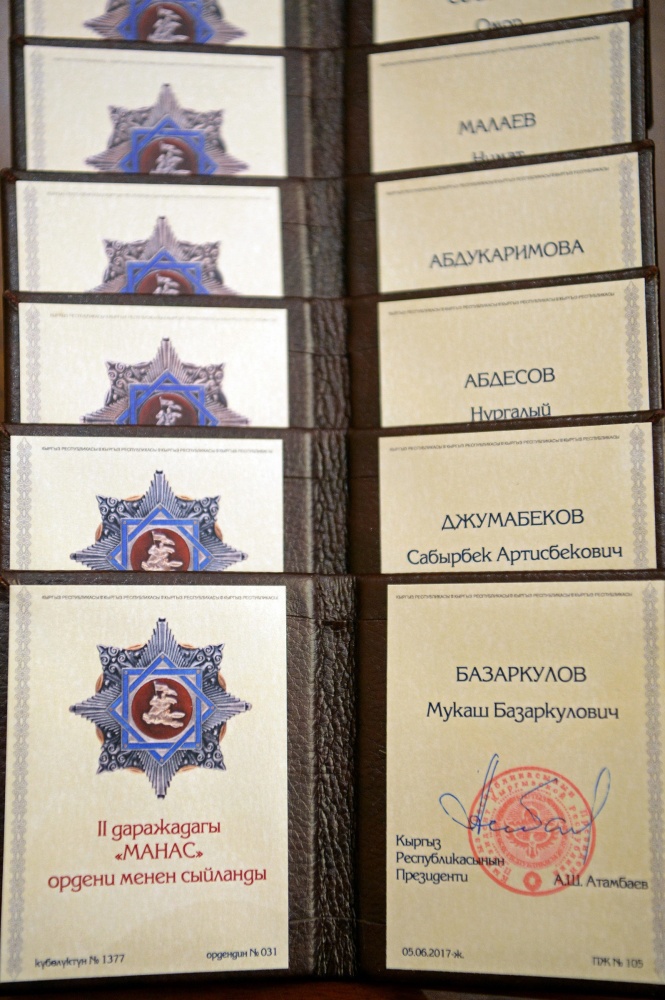 Кому президент вручил награды в госрезиденции "Ала-Арча" (список)