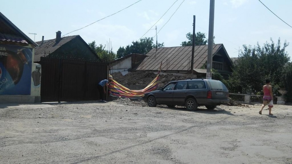 В Бишкеке снесли незаконный забор, хозпостройку и тандыр