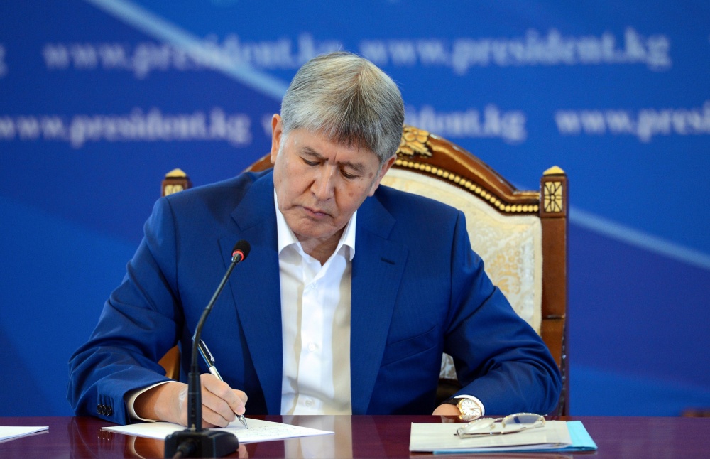 Атамбаев о новой Конституции: Теперь она написана не под одного президента