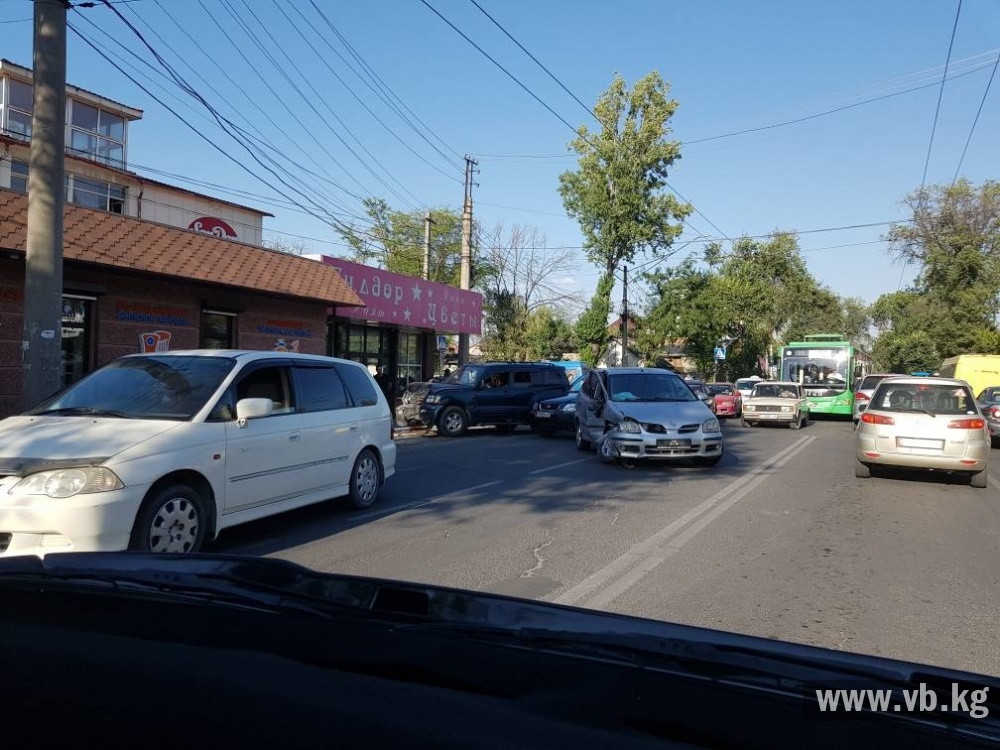 В Бишкеке столкнулись два автомобиля