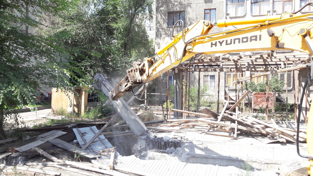 На улице Ибраимова сносят незаконную будущую стоматологическую клинику
