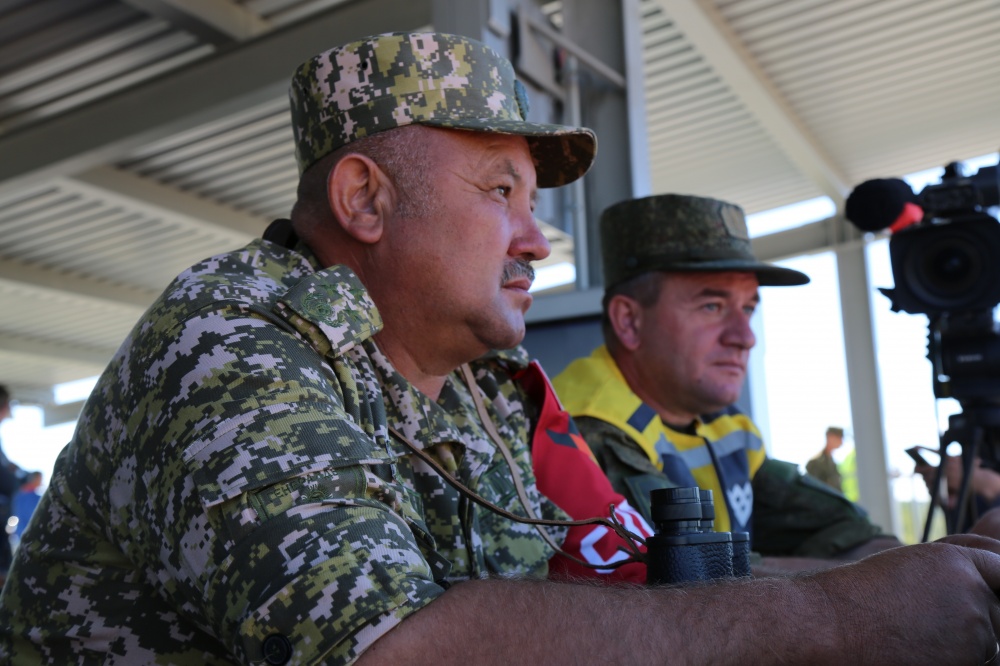 Кыргызские военнослужащие поборются за выход в финал в танковом биатлоне
