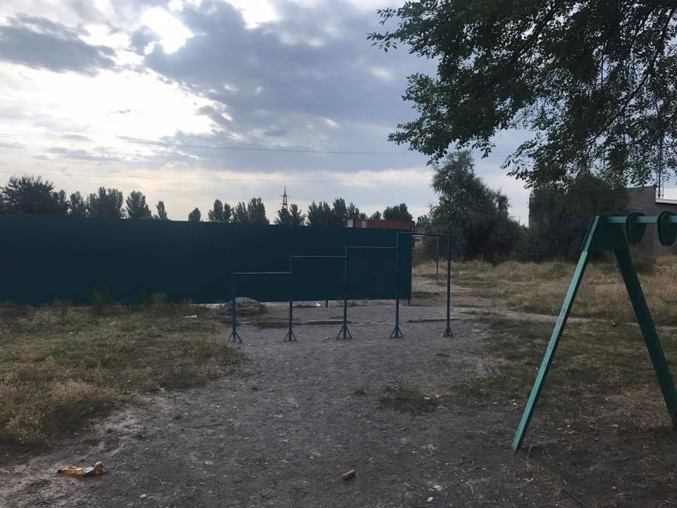 В районе рынка "Кудайберген" частники забирают стадион. Будут строить СТО