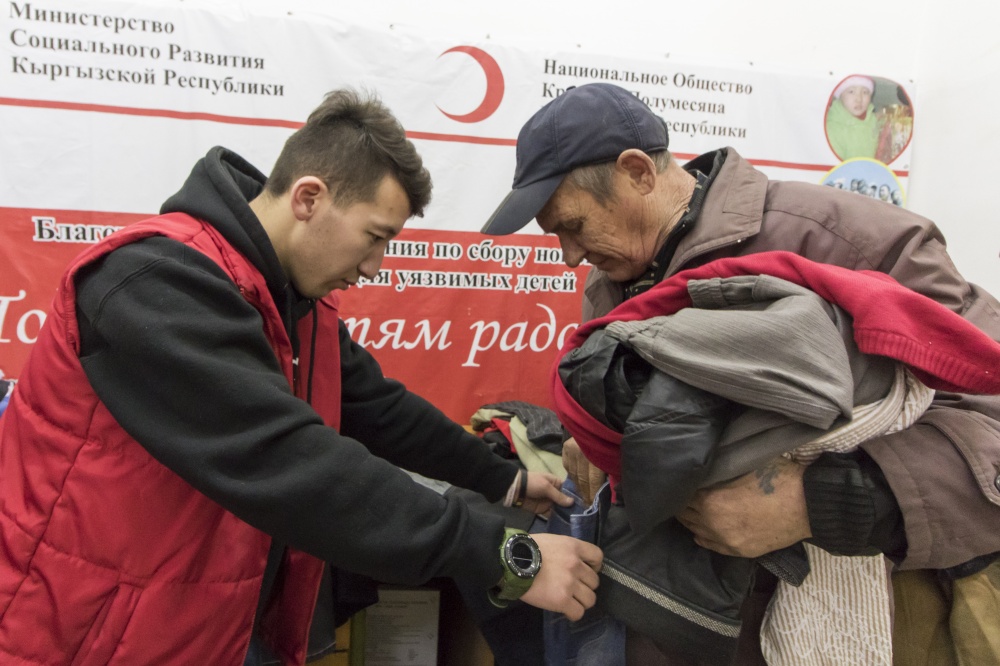 В Бишкеке появились "ящики добра" для сбора одежды нуждающимся