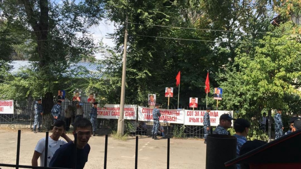 Митингующего активиста Ондуруша Токтонасырова вывели за пределы райсуда