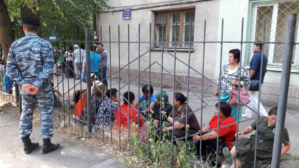 Возле Первомайского суда собираются люди и милиция. Все ждут приговора