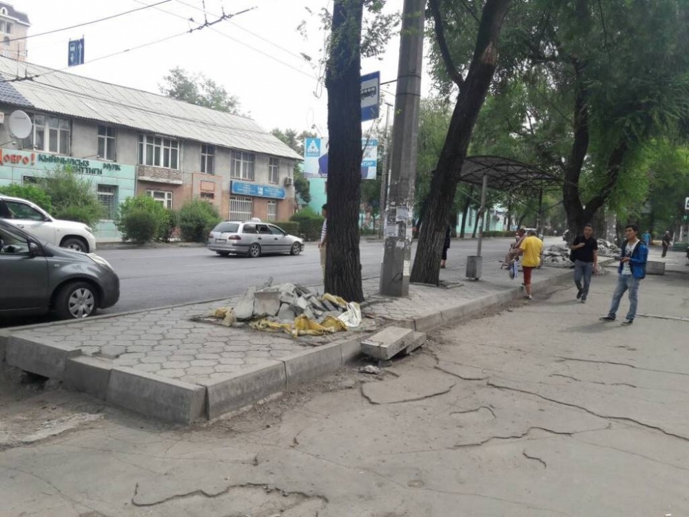 В Бишкеке демонтированы три торговых павильона на остановке