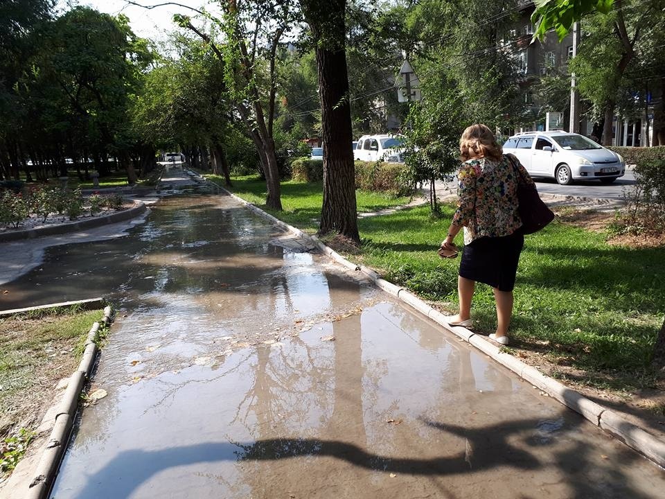 Потоп, который устраивает муниципалитет. Вода по асфальту рекой