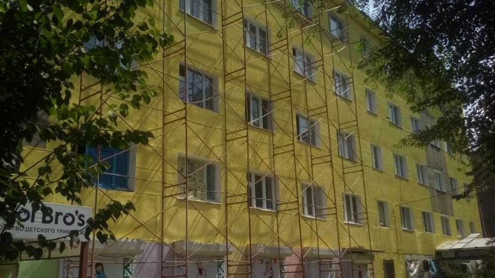В Бишкеке ведется ремонт фасадов зданий жилых домов