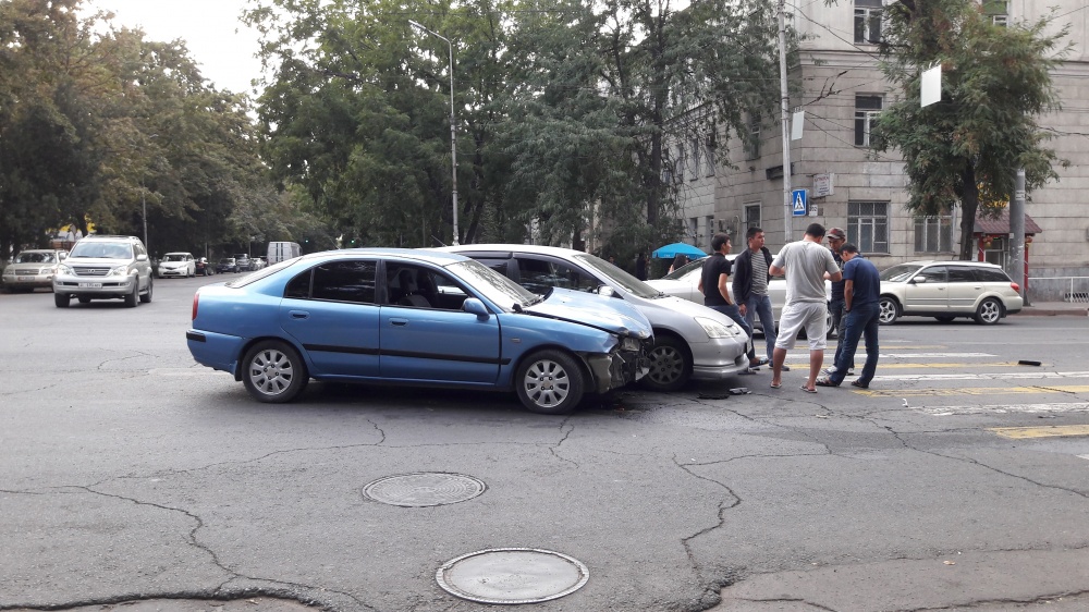 В Бишкеке столкнулись три авто. Часть рамы "Митсубиши" лежит на обочине