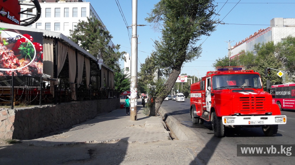 Пожар в кафе в центре Бишкека. На месте работает МЧС