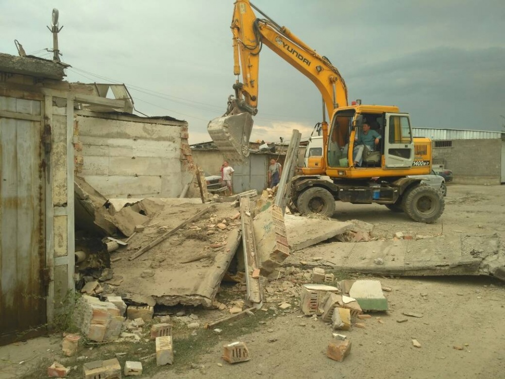 Городские власти пробивают дорогу через ангары и гаражи