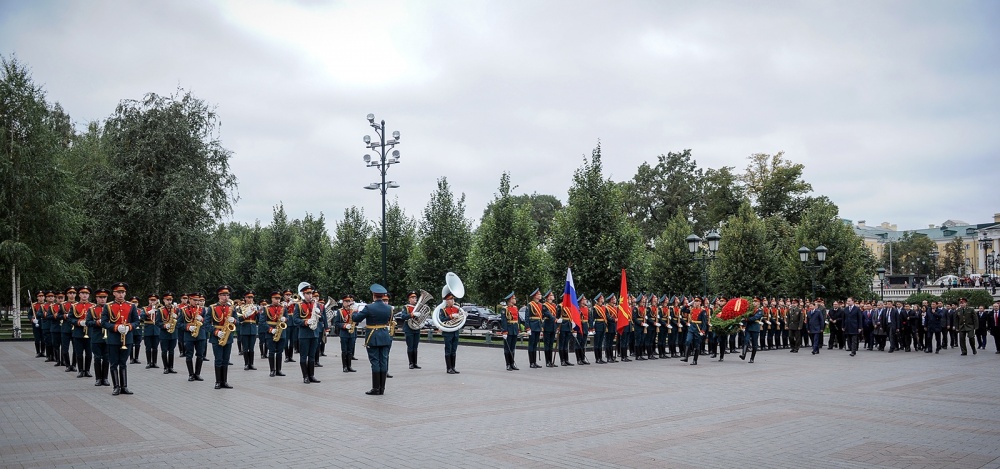 Сапар Исаков в Москве возложил цветы к могиле Неизвестного солдата