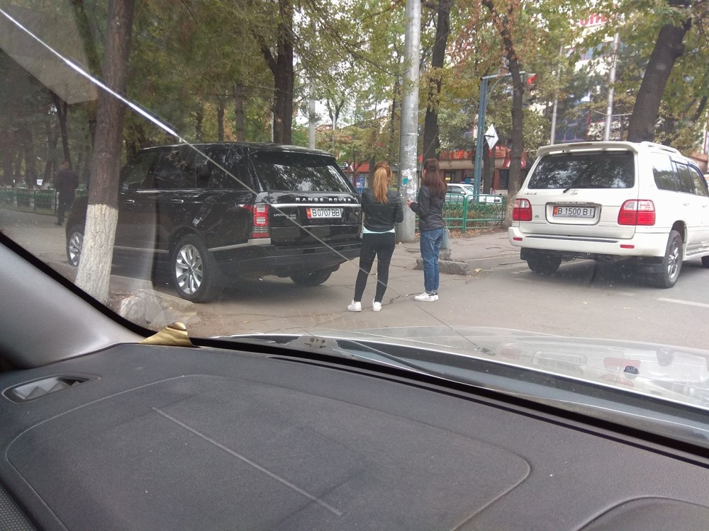 Два внедорожника с "блатными" госномерами припарковались на переходе