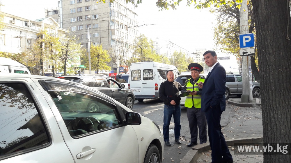 На улице Абдрахманова УПМ ставит блокираторы на колеса. Будьте внимательны